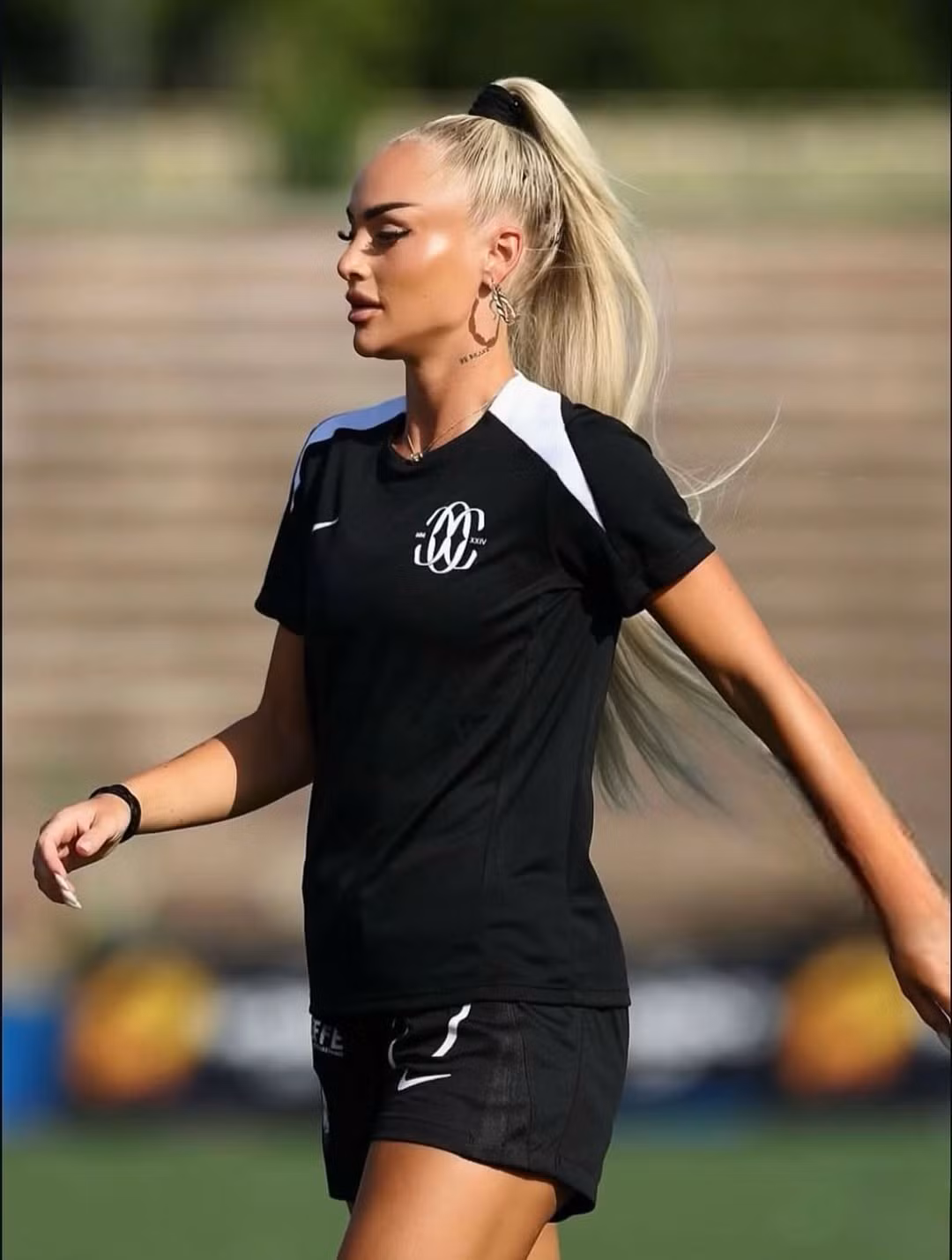 Từ lâu, Alisha Lehmann không chỉ được biết đến với những pha bóng trên sân mà còn bởi ngoại hình nổi bật, phong cách thời trang gợi cảm và lối sống cởi mở trên mạng xã hội. (Ảnh: IGNV)