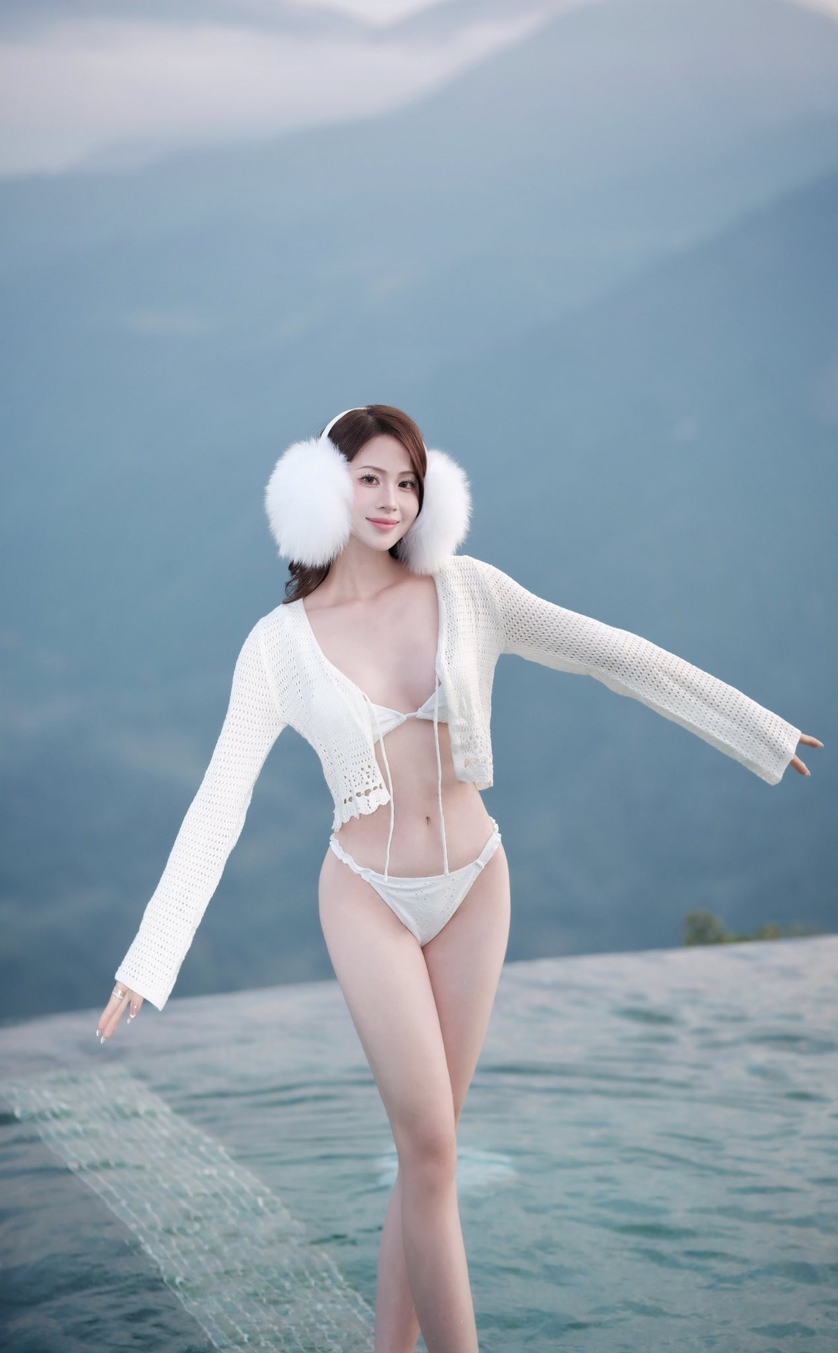 Sự đối lập giữa trang phục "mát mẻ" và khung cảnh se lạnh, bồng bềnh mây núi đã tạo nên một bộ ảnh cực kỳ bắt mắt. (Ảnh: FBNV)