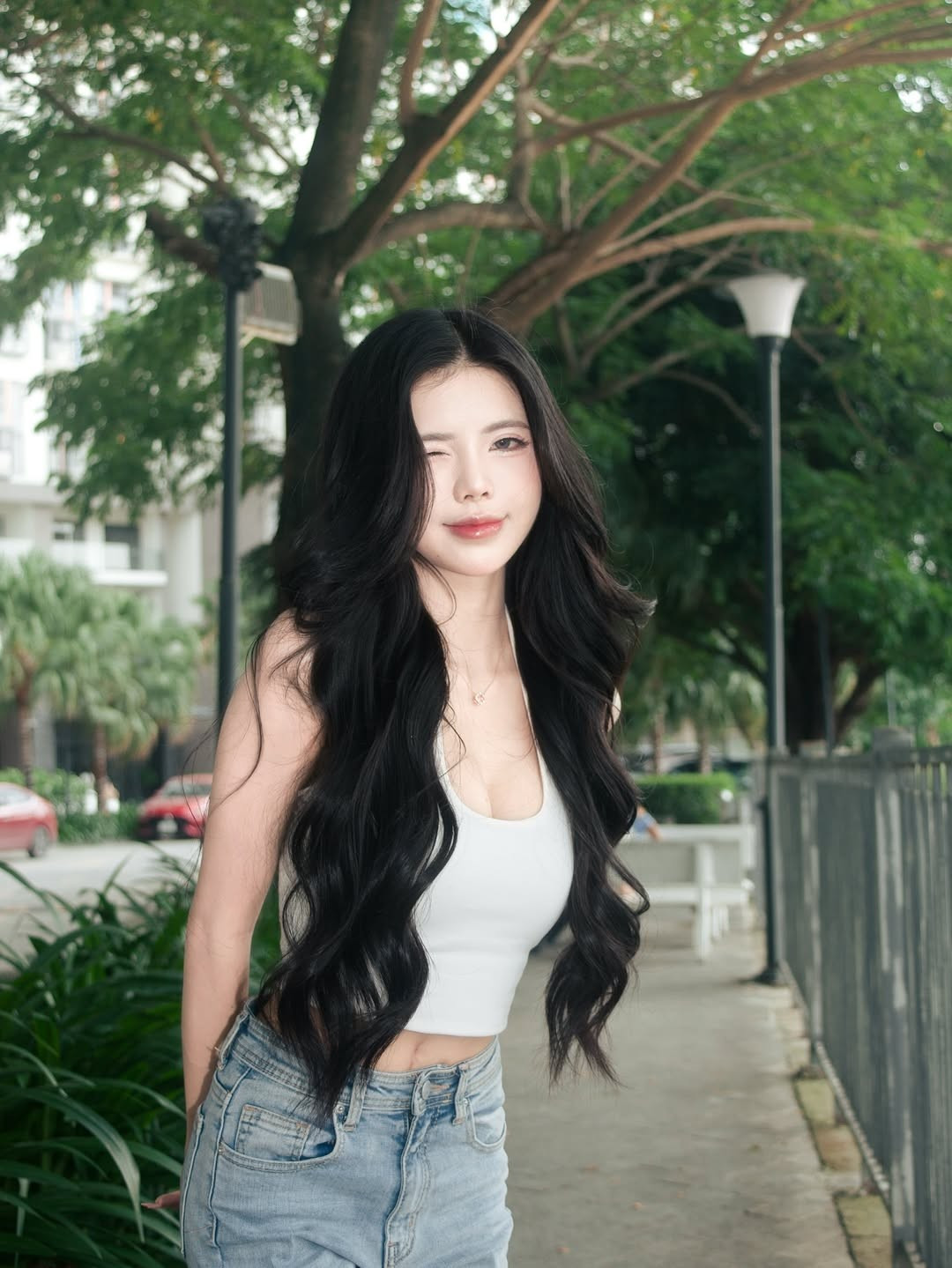 Điểm đặc biệt trong những bức ảnh này chính là vẻ đẹp tự nhiên, không quá cầu kỳ của Mai Dora. Với lối trang điểm nhẹ nhàng, trong trẻo, cô nàng càng làm nổi bật những đường nét thanh tú trên gương mặt: đôi mắt to tròn, sống mũi cao và làn da trắng hồng không tì vết. (Ảnh: IGNV)