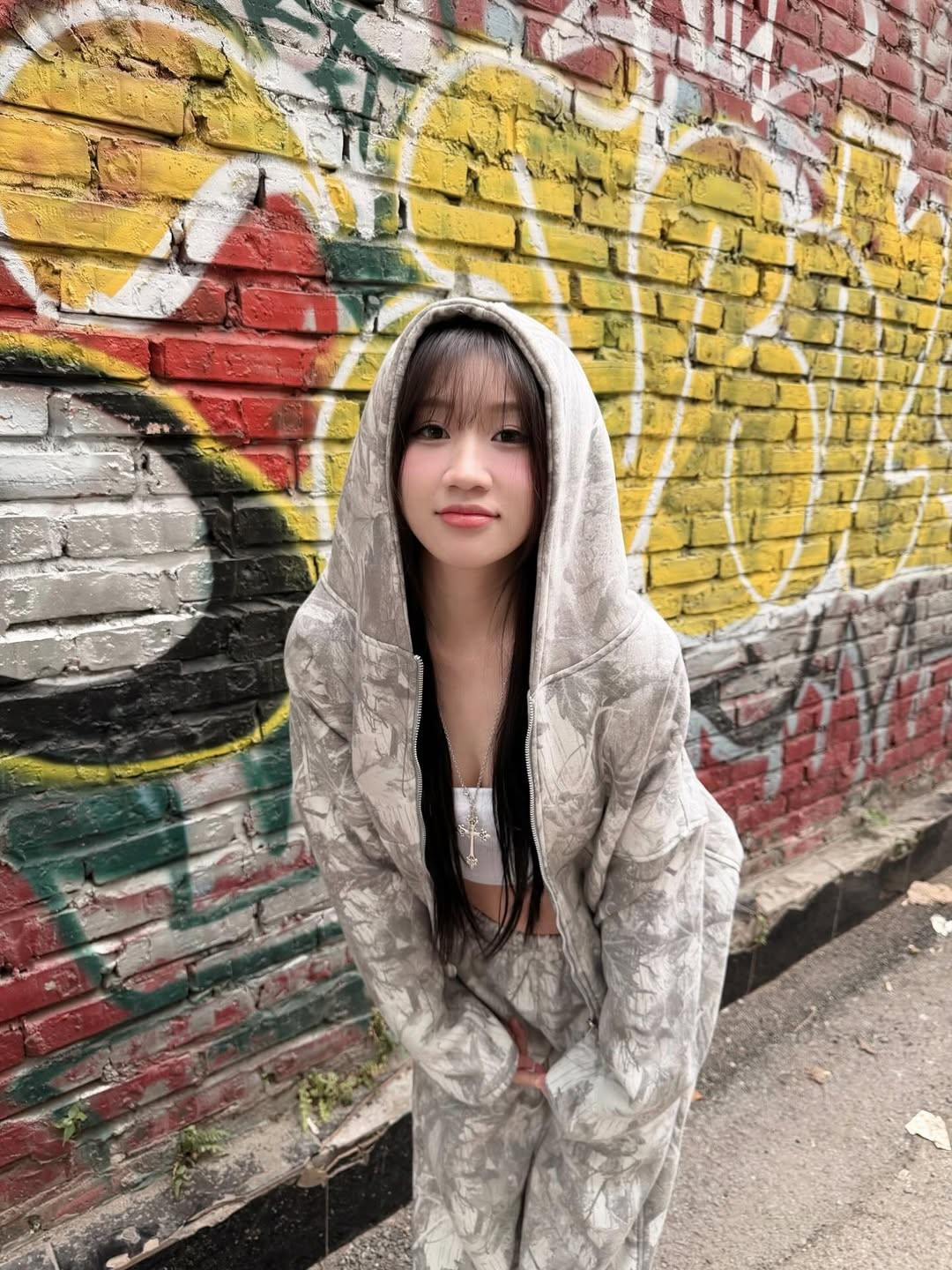 Chiếc vòng cổ hình thánh giá đính đá bản lớn là item không thể thiếu để khẳng định phong cách dạo phố đậm chất Hip-hop. (Ảnh: IGNV)