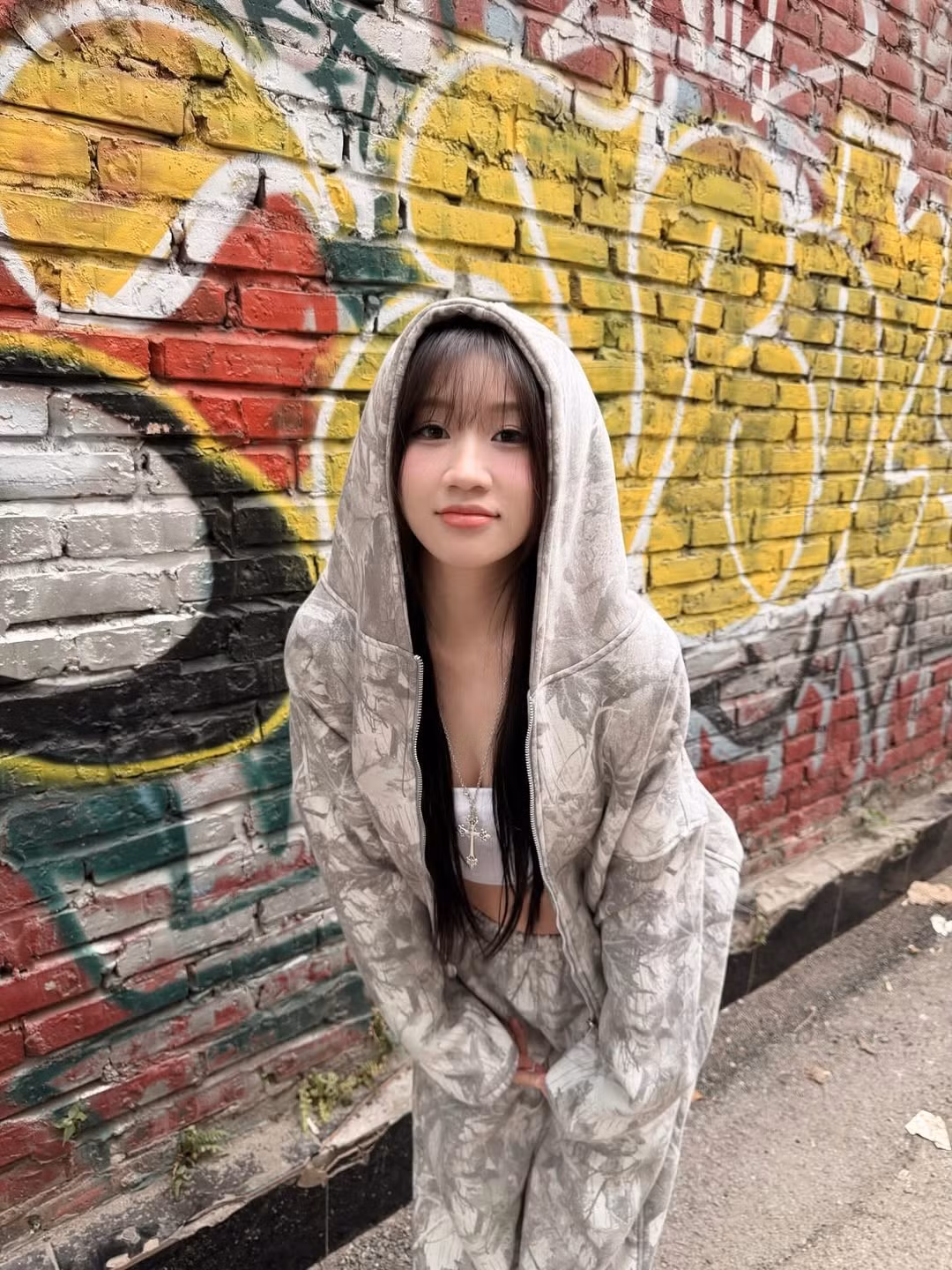 Chiếc vòng cổ hình thánh giá đính đá bản lớn là item không thể thiếu để khẳng định phong cách dạo phố đậm chất Hip-hop. (Ảnh: IGNV)