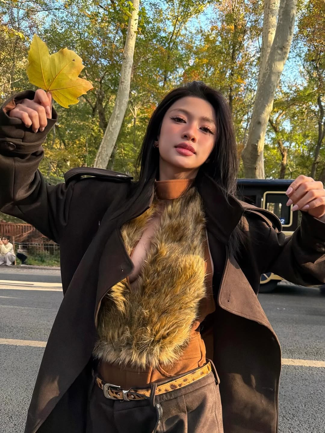 Cô nàng diện một chiếc áo khoác dáng dài bằng chất liệu da lộn màu nâu sẫm, thiết kế có ve áo to, tạo nên vẻ ngoài mạnh mẽ, phóng khoáng. (Ảnh: IGNV)