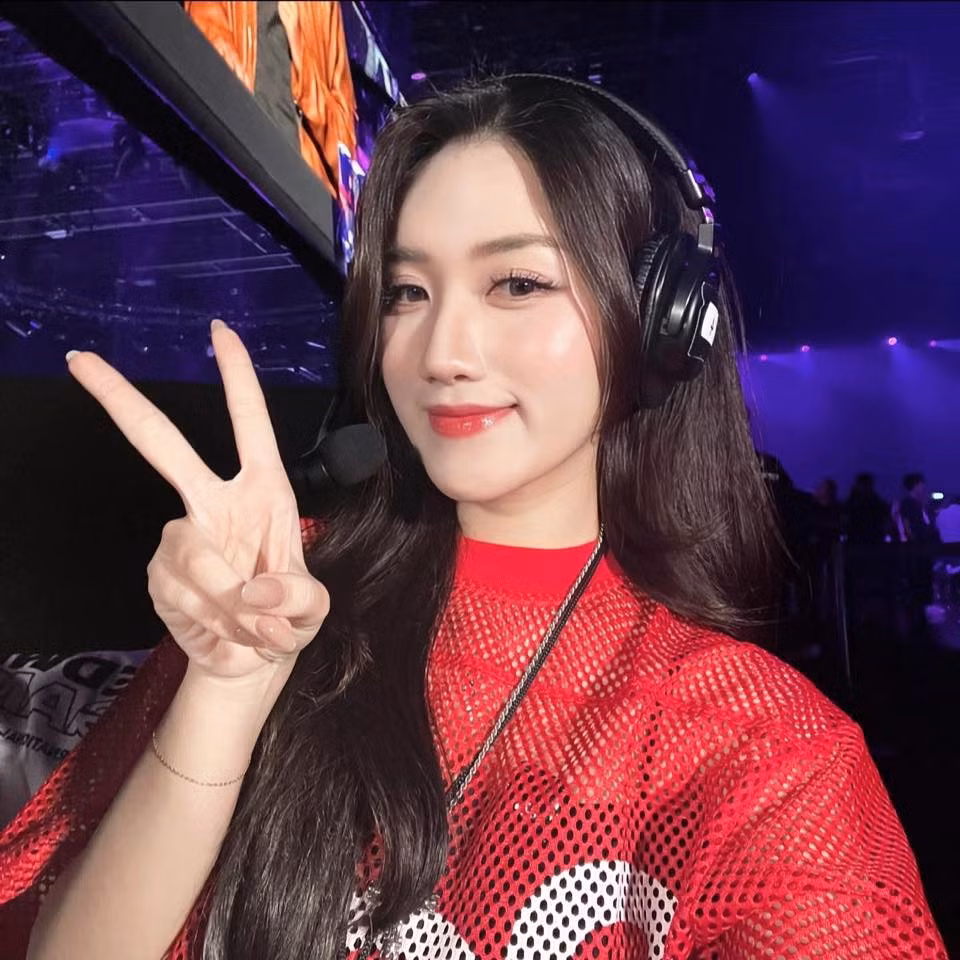 Linh Nắng tên thật là Bùi Phương Linh, là một nữ MC nổi tiếng trong làng thể thao điện tử (Esports) Việt Nam, đặc biệt được biết đến với vai trò dẫn dắt các giải đấu của tựa game VALORANT. (Ảnh: IGNV)