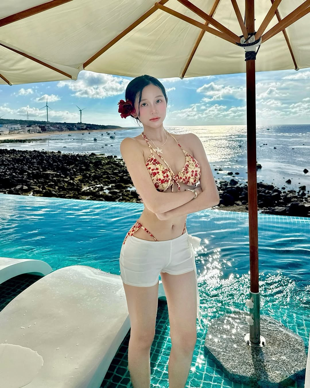 Chỉ với một chiếc quần short trắng đơn giản, cô nàng vẫn toát lên khí chất của một người mẫu chuyên nghiệp.