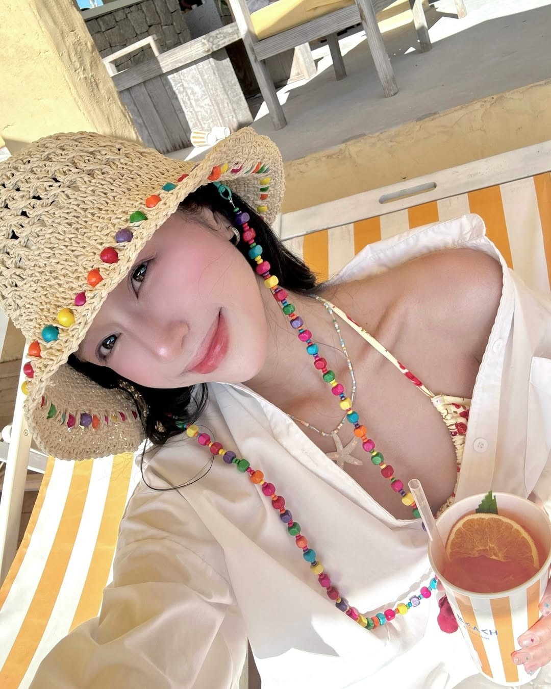 Trong loạt ảnh mới đây được đăng tải trên trang cá nhân, Thảo Trang lựa chọn thiết kế bikini hai mảnh họa tiết hoa nhí tông đỏ – vàng cực kỳ tôn da và mang lại cảm giác vừa ngọt ngào, vừa quyến rũ.