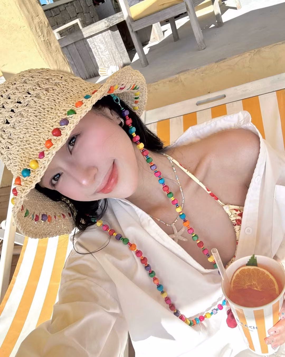 Trong loạt ảnh mới đây được đăng tải trên trang cá nhân, Thảo Trang lựa chọn thiết kế bikini hai mảnh họa tiết hoa nhí tông đỏ – vàng cực kỳ tôn da và mang lại cảm giác vừa ngọt ngào, vừa quyến rũ.