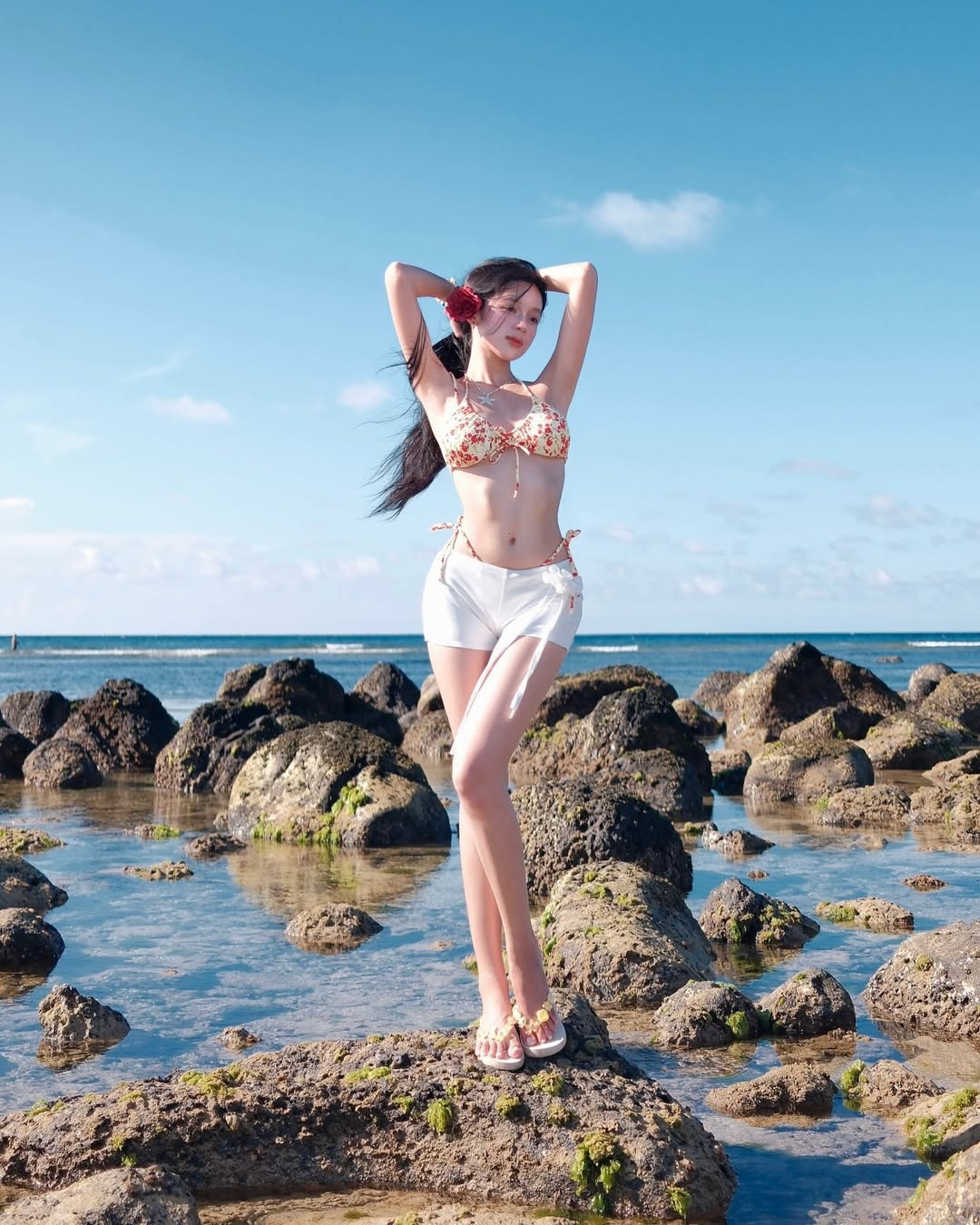 Trong mỗi một video hay hình ảnh đăng tải trên trang cá nhân, Thảo Trang đều nhận về “cơn mưa” lời khen, chủ yếu xoay quanh nhan sắc xinh đẹp “không góc chết” của mình.