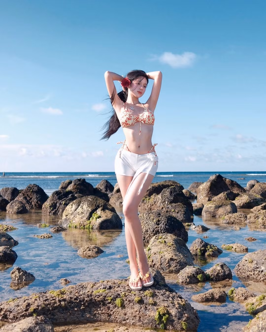 Trong mỗi một video hay hình ảnh đăng tải trên trang cá nhân, Thảo Trang đều nhận về “cơn mưa” lời khen, chủ yếu xoay quanh nhan sắc xinh đẹp “không góc chết” của mình.