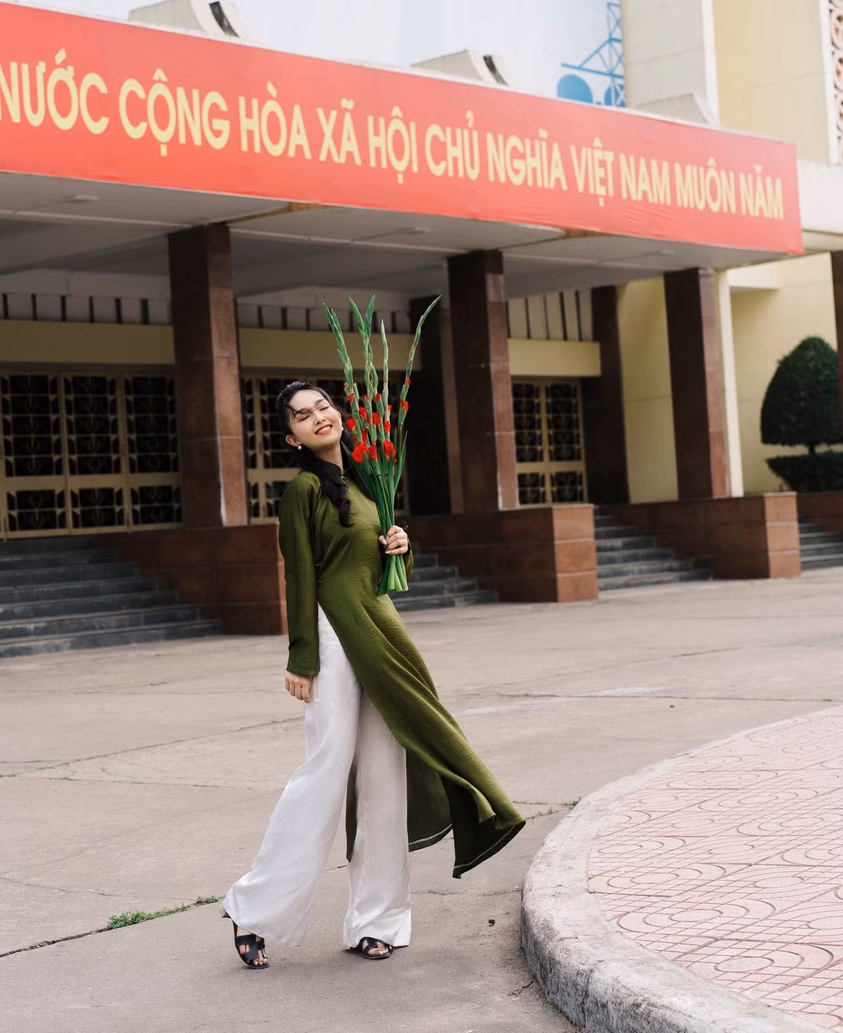 Thiết kế trơn, không họa tiết, tập trung vào chất liệu lụa cao cấp có độ bóng nhẹ, tôn lên làn da trắng và vóc dáng mảnh mai của nữ MC. (Ảnh: FBNV)