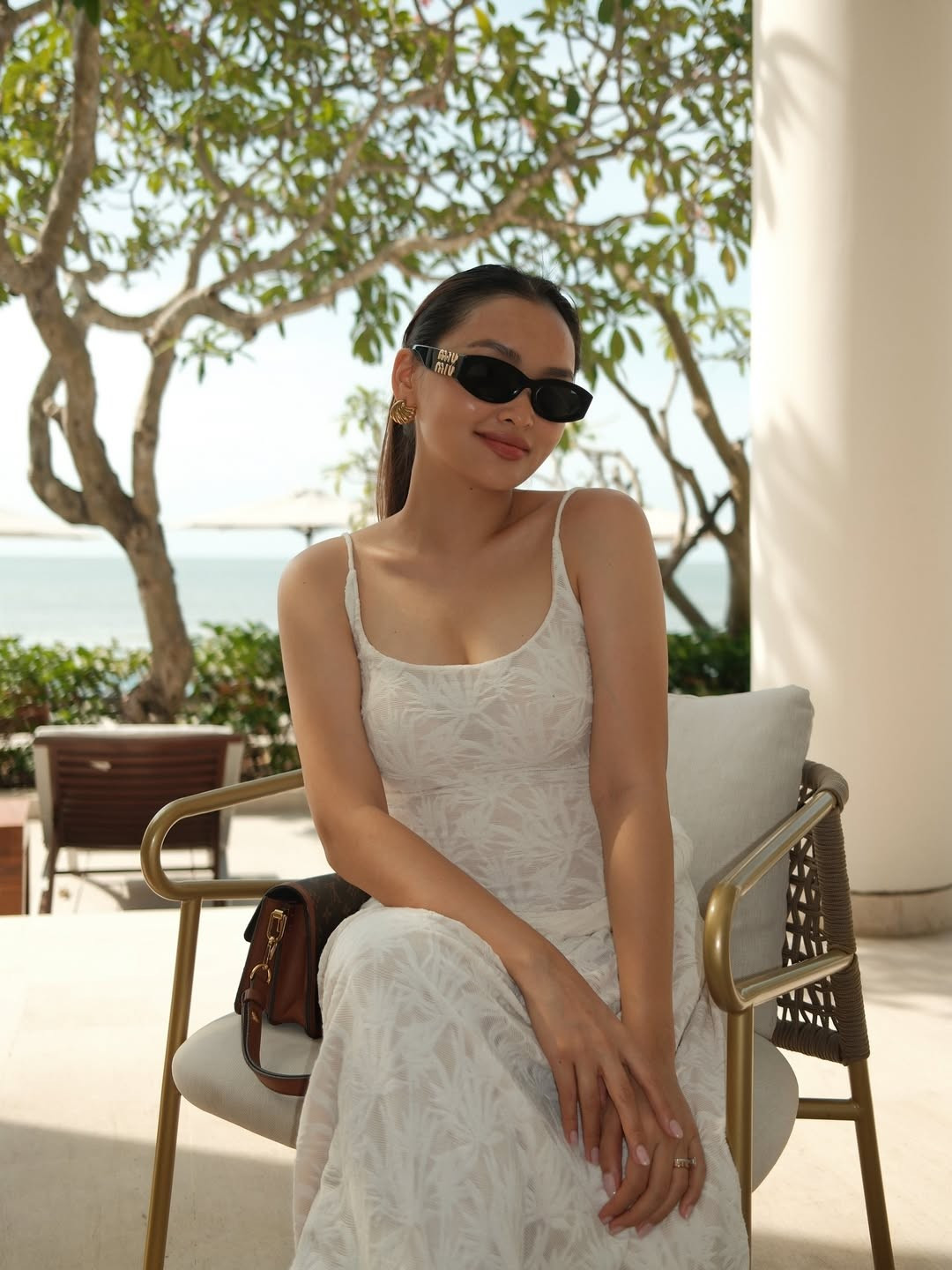 Trước đó, Linda Ngô cũng đã khiến cư dân mạng "thả tim" không ngớt khi khoe nhan sắc nhẹ nhàng, thanh lịch trong bộ váy trắng tinh khôi cũng trong chuyến nghỉ dưỡng này. (Ảnh IGNV)