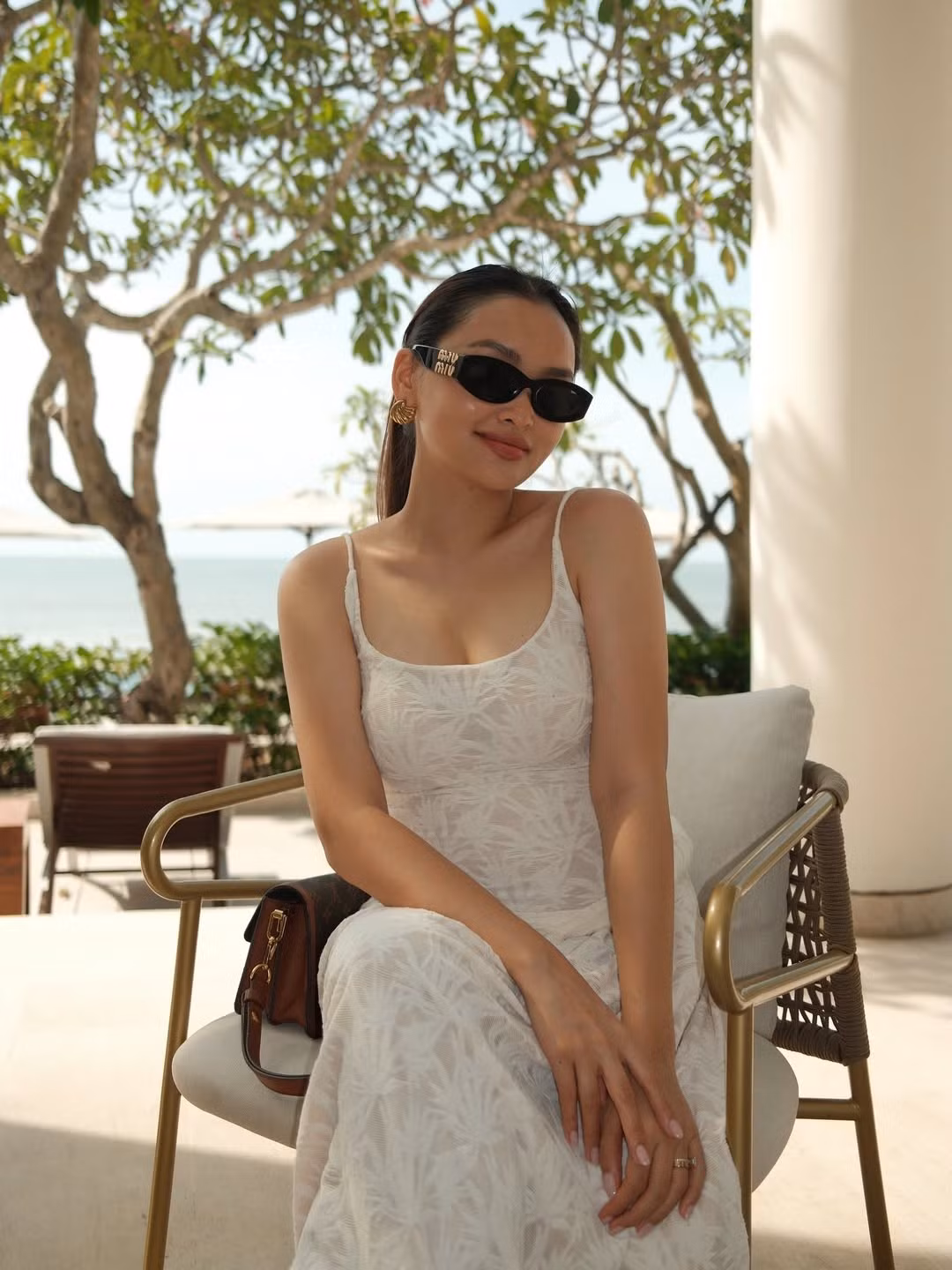 Trước đó, Linda Ngô cũng đã khiến cư dân mạng "thả tim" không ngớt khi khoe nhan sắc nhẹ nhàng, thanh lịch trong bộ váy trắng tinh khôi cũng trong chuyến nghỉ dưỡng này. (Ảnh IGNV)