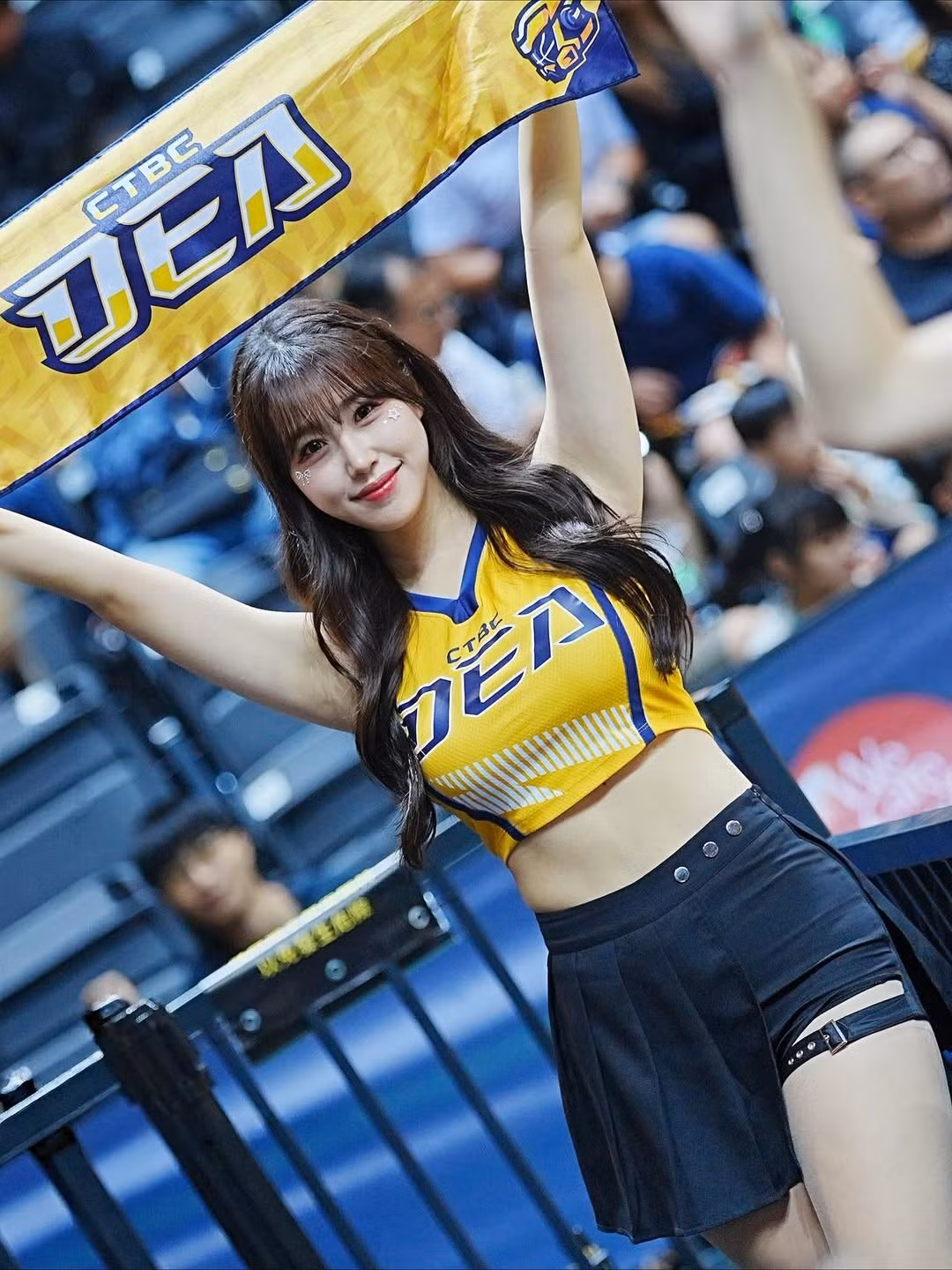 Dưới bài đăng, hàng ngàn người hâm mộ đã để lại những lời động viên chân thành, mong bố của cô sớm bình phục hoàn toàn và cổ vũ cho sự mạnh mẽ của "nàng thơ" làng cheerleader. (Ảnh: IGNV)