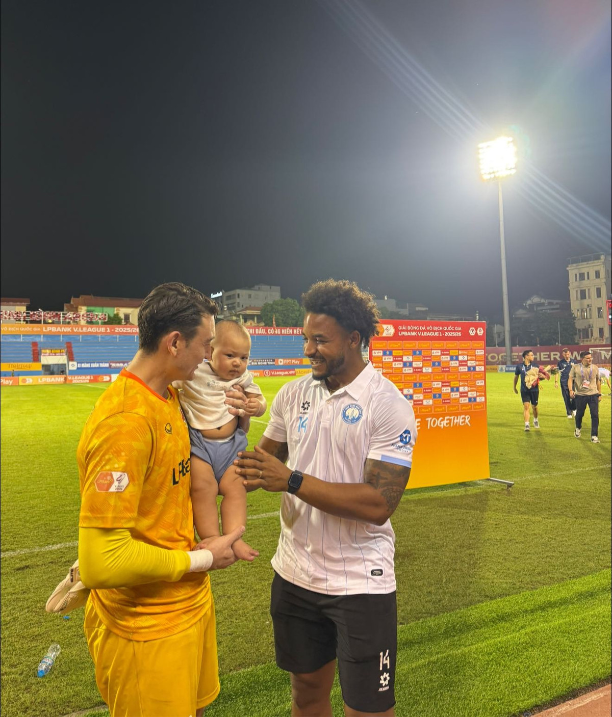 Trước hành động hài hước của chàng "gấu Nga", Xuân Son vừa bế em bé vừa bật cười. Khoảnh khắc tương tác dễ thương này được Yến Xuân ghi lại và chia sẻ lên mạng xã hội.