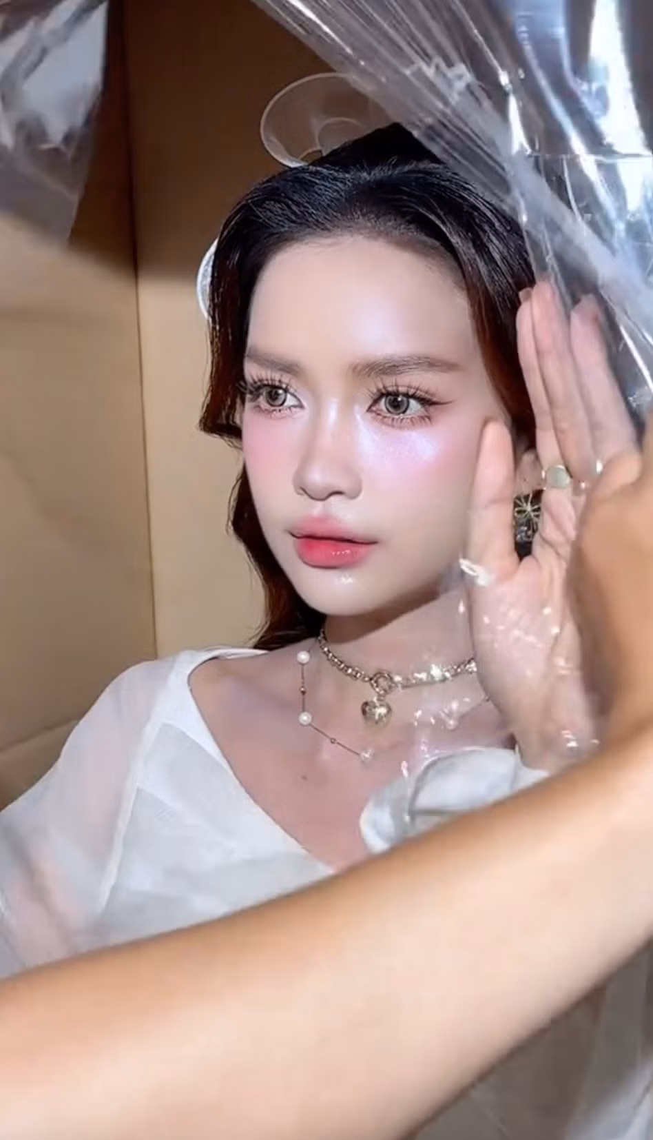 Vẫn sử dụng tone make-up hồng đặc trưng, thế nhưng ở Ngọc Châu toát lên vẻ sắc sảo, sang trọng với ánh mắt sâu, đường nét nổi bật và thần thái lạnh lùng.