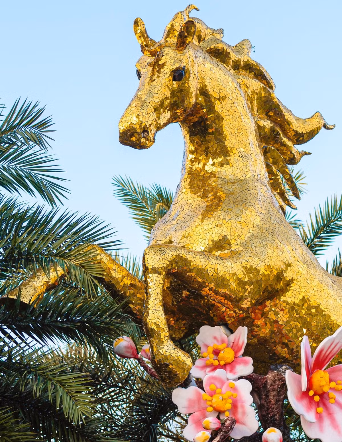 Sự kết hợp giữa cơ bắp săn chắc và đuôi uốn lượn mềm mại mang đến nguồn năng lượng tích cực, lời chúc bình an và may mắn cho hành khách qua cửa ngõ hàng không miền Trung.