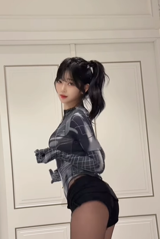 Khác với trang phục siêu anh hùng truyền thống, cô kết hợp áo dài tay này với quần shorts đen ngắn và quần tất mỏng, tạo nên một phong cách vừa mạnh mẽ, cá tính lại vừa khoe khéo đường cong cơ thể. (Ảnh: @dlehhh)