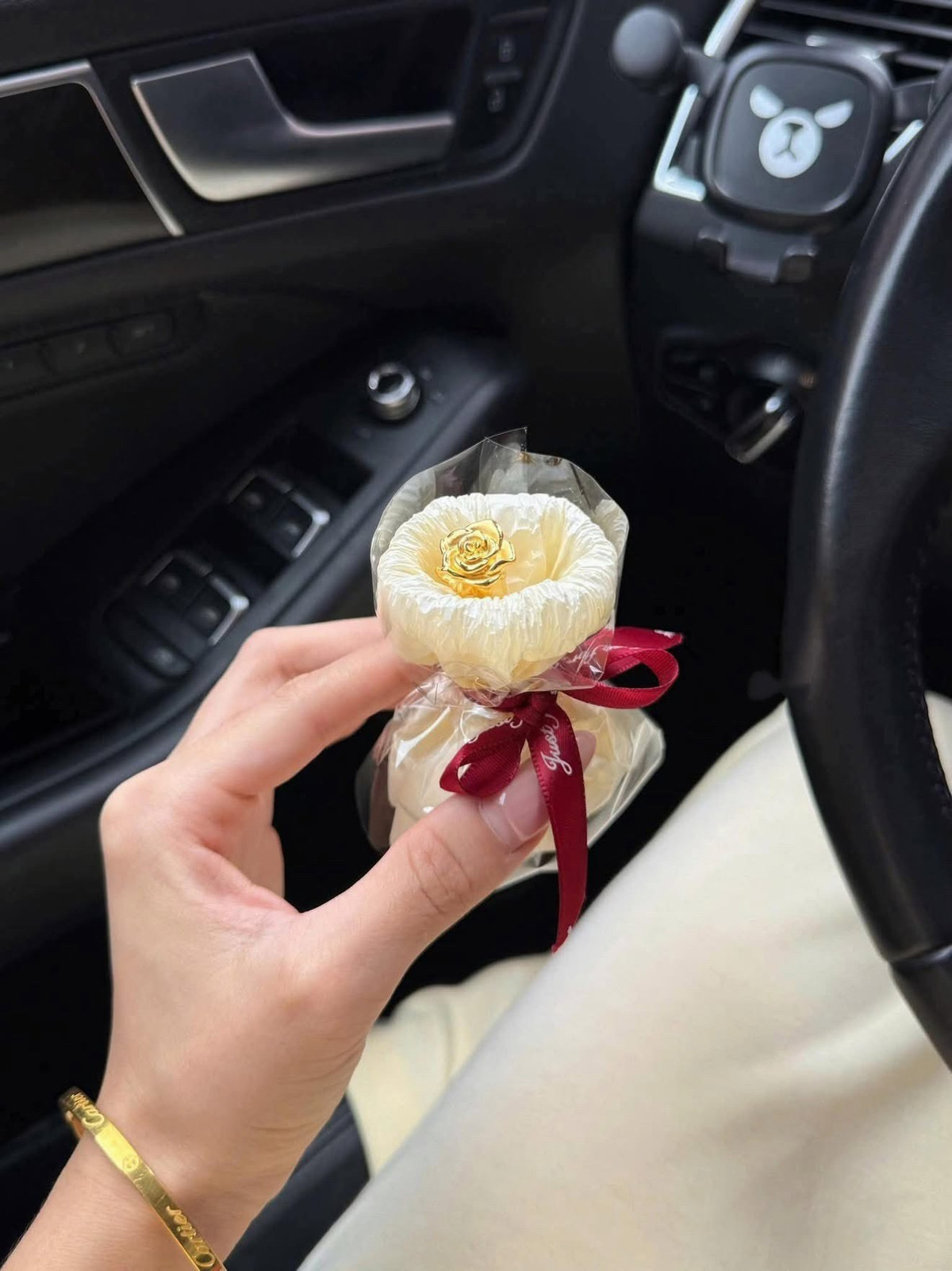 Những bông hoa nhỏ xinh, chỉ vẻn vẹn bằng ngón tay nhưng giá trị lại không hề nhỏ chút nào. Các sản phẩm được chế tác tỉ mỉ, từ cánh hoa, đài hoa, đến cành và lá, tái hiện sống động vẻ đẹp tự nhiên của hoa hồng, hoa lan hay các mẫu hoa khác.