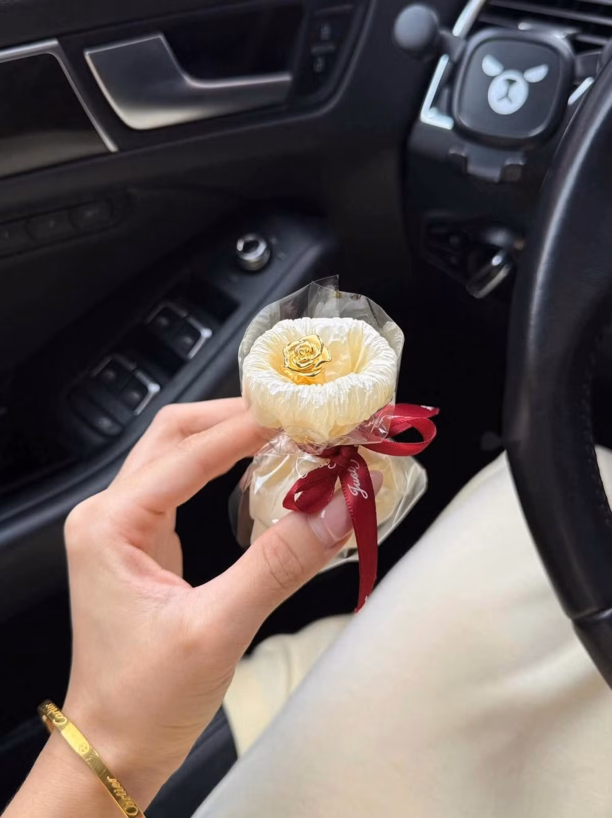 Những bông hoa nhỏ xinh, chỉ vẻn vẹn bằng ngón tay nhưng giá trị lại không hề nhỏ chút nào. Các sản phẩm được chế tác tỉ mỉ, từ cánh hoa, đài hoa, đến cành và lá, tái hiện sống động vẻ đẹp tự nhiên của hoa hồng, hoa lan hay các mẫu hoa khác.