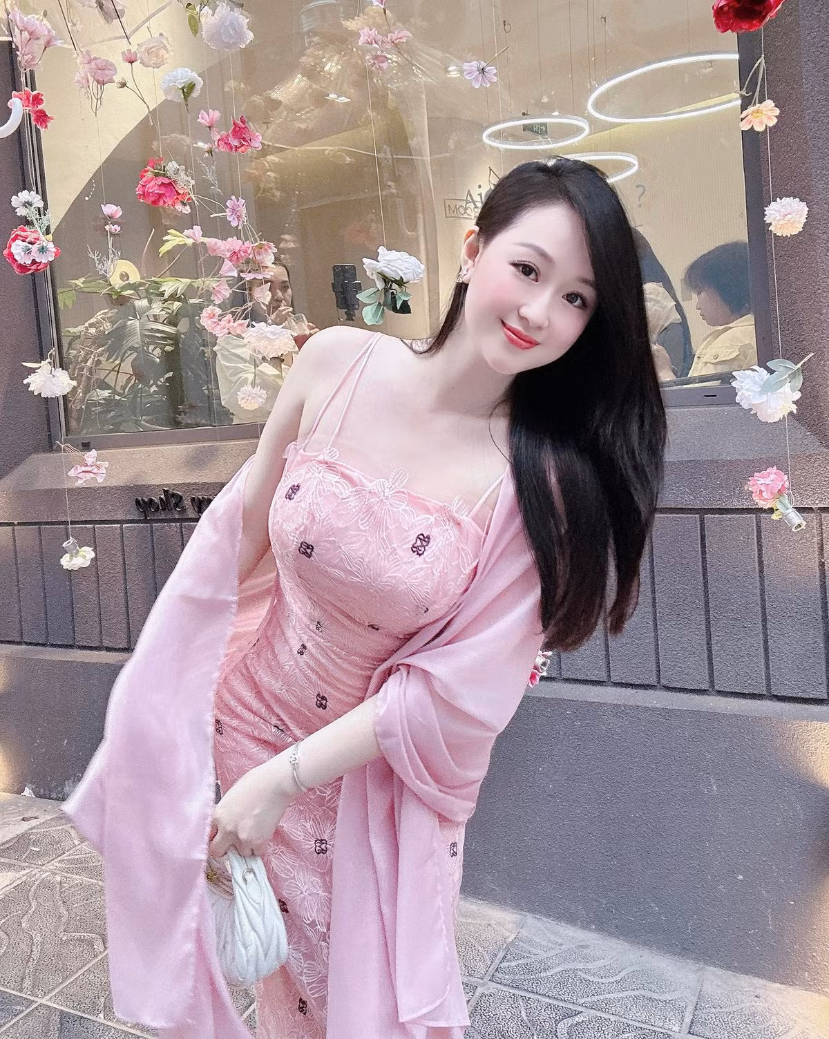 Trong những bức ảnh đời thường, phong cách của Mỹ Linh có phần nữ tính, thanh lịch và có chút "sang chảnh" như một nàng tiểu thư đài các. (Ảnh trong bài: FBNV)