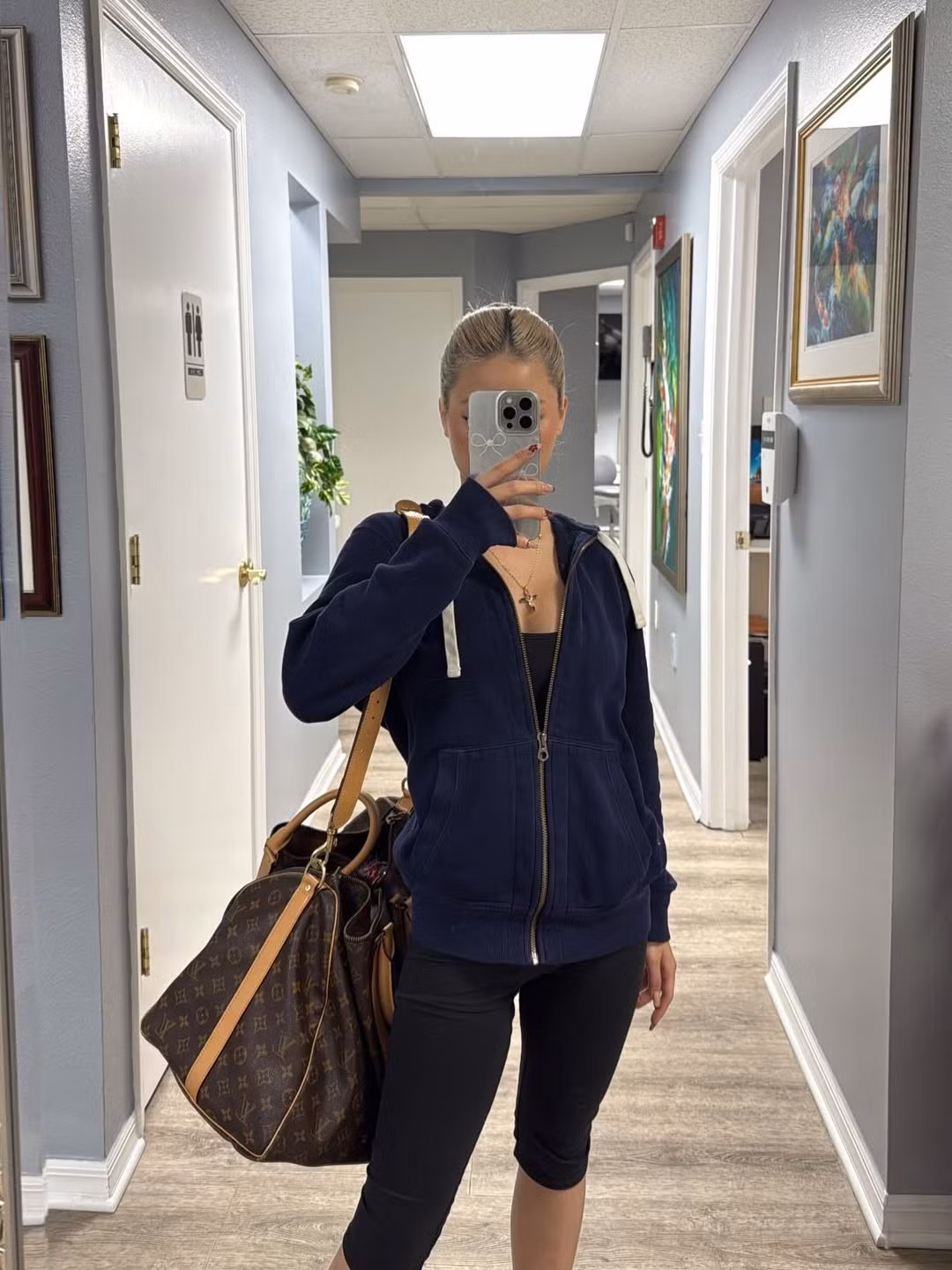 Cô diện bodysuit màu đen, khoác ngoài bằng chiếc áo hoodie zip-up xanh navy để tạo sự cân bằng giữa gợi cảm và cá tính, cùng với đó là chiếc túi cỡ lớn đến từ thương hiệu Louis Vuitton. (Ảnh: IGNV)