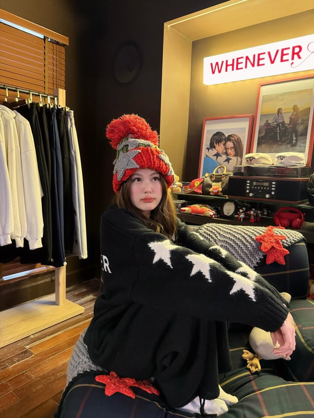 Chiếc mũ kết hợp hài hòa các tông màu Giáng sinh kinh điển như Đỏ rực, Xanh rêu và Xám trung tính, tạo nên một tổng thể vừa ấm áp vừa bắt mắt.(Ảnh: IGNV)