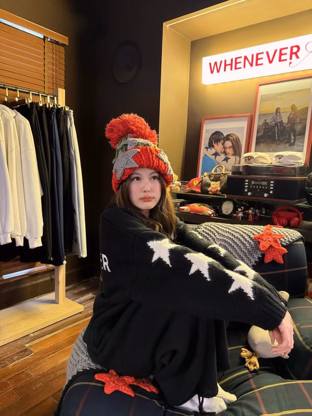 Chiếc mũ kết hợp hài hòa các tông màu Giáng sinh kinh điển như Đỏ rực, Xanh rêu và Xám trung tính, tạo nên một tổng thể vừa ấm áp vừa bắt mắt.(Ảnh: IGNV)