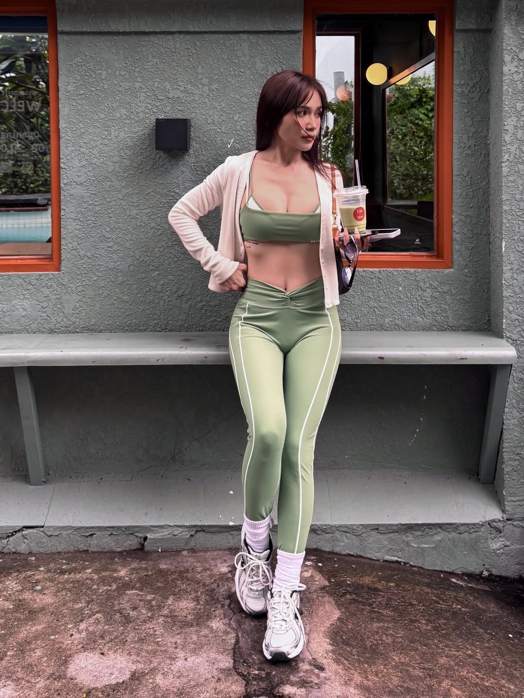 Trong 1 bài phỏng vấn, người đẹp từng tiết lộ lịch sinh hoạt tập luyện hàng ngày của mình đều duy trì: 6h30 sáng, tập thể dục 45 - 60 phút rồi mới bắt đầu làm việc. (Ảnh: IGNV)