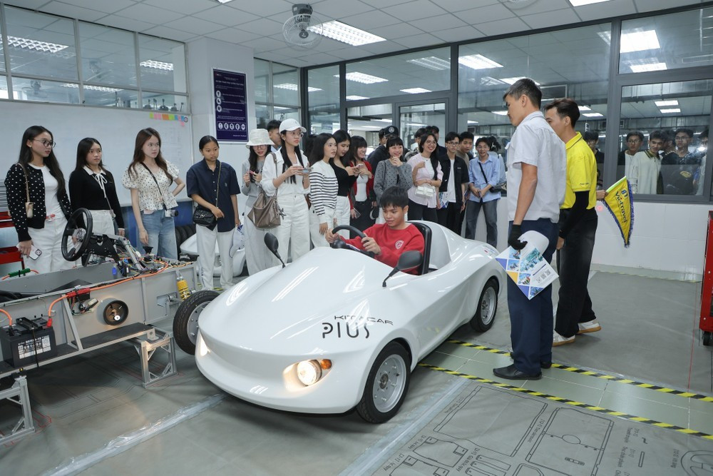 Học sinh trải nghiệm các ngành học tại Trường ĐH Công nghiệp TP.HCM. Ảnh: ICC