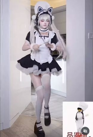 Điều làm nên sự khác biệt và viral của video chính là việc SeeU đã bắt chước chuyển động của chú cánh cụt đầu bếp. (Ảnh: IGNV)