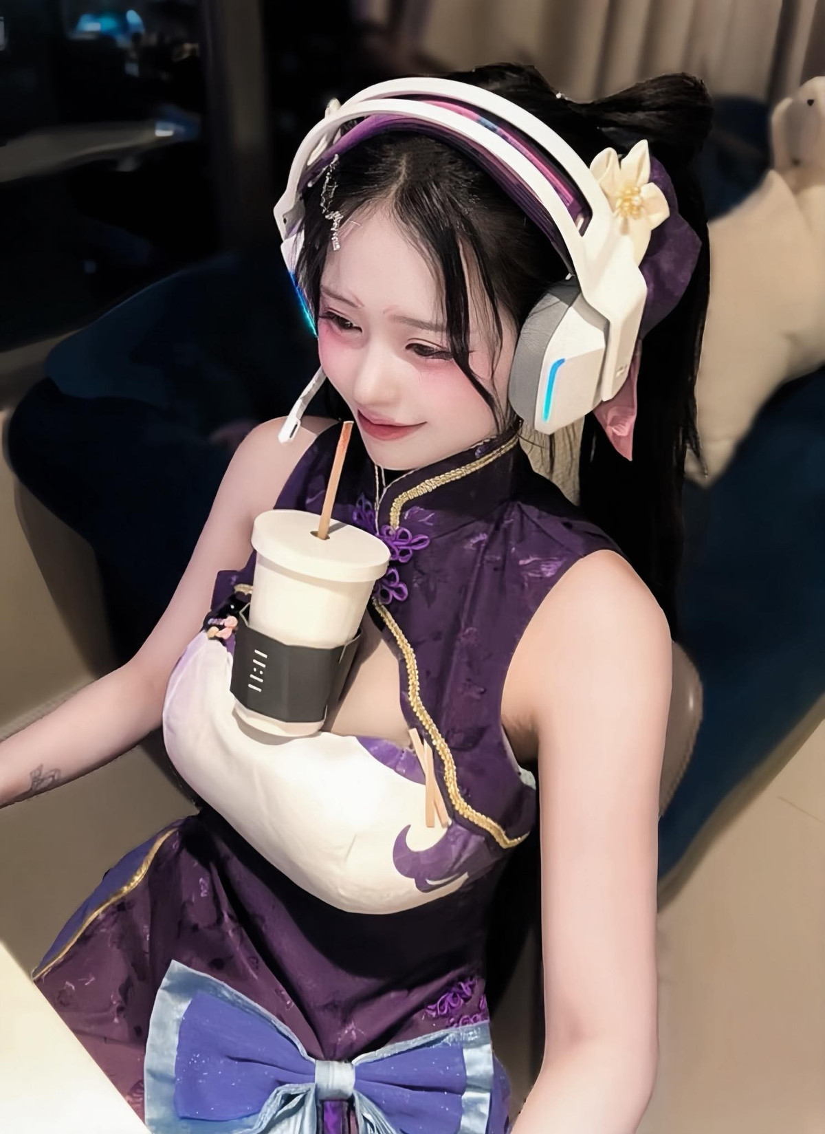 Nữ streamer xinh đẹp Yugi Kiều Oanh vừa khiến cộng đồng mạng "náo loạn" với loạt ảnh cosplay sườn xám cách điệu đầy quyến rũ. Tuy nhiên, tâm điểm chú ý không chỉ dừng lại ở bộ trang phục mà nằm ở khoảnh khắc táo bạo khi nữ streamer khéo léo dùng vòng một để "nâng đỡ" cốc nước.