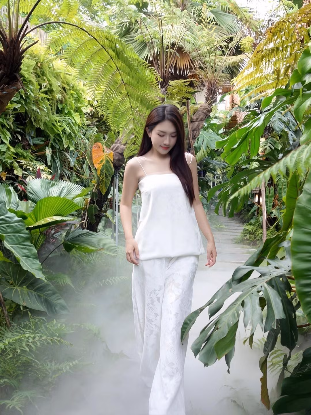 Trong những hình ảnh khác cùng trong loạt hình nghỉ dưỡng, Linh Nắng chọn trang phục màu trắng tinh khôi, tạo nên vẻ đẹp trong trẻo, thanh thoát. (Ảnh: IGNV)