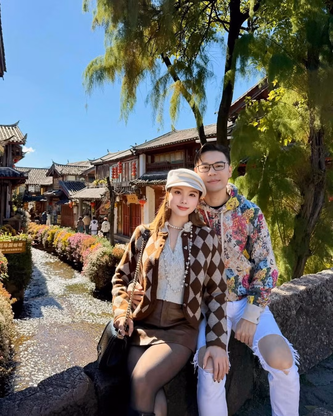 Trên trang cá nhân, cô nàng thường đăng tải nhiều khoảnh khắc đi du lịch đến các địa điểm khác nhau trên thế giới, cùng với người bạn đồng hành chính là ông xã của mình. (Ảnh: IGNV)