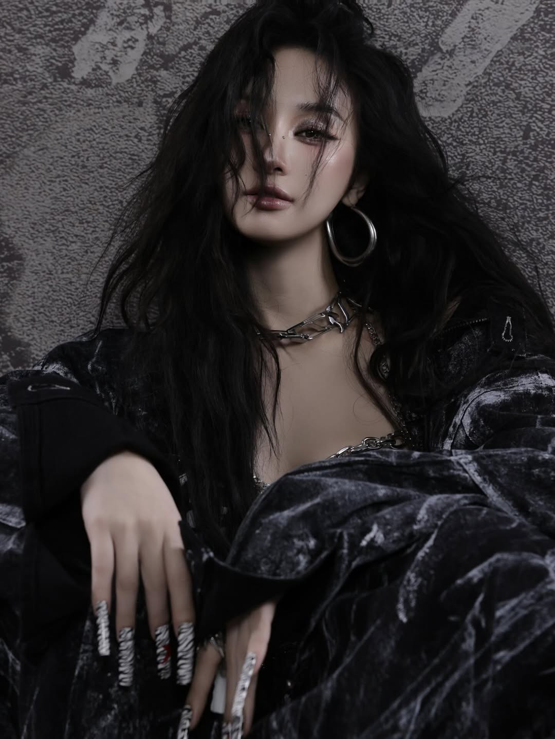 Bộ móng họa tiết ngựa vằn ton-sur-ton với trang phục, cho thấy sự đầu tư chỉn chu trong từng chi tiết nhỏ nhất. (Ảnh: IGNV)