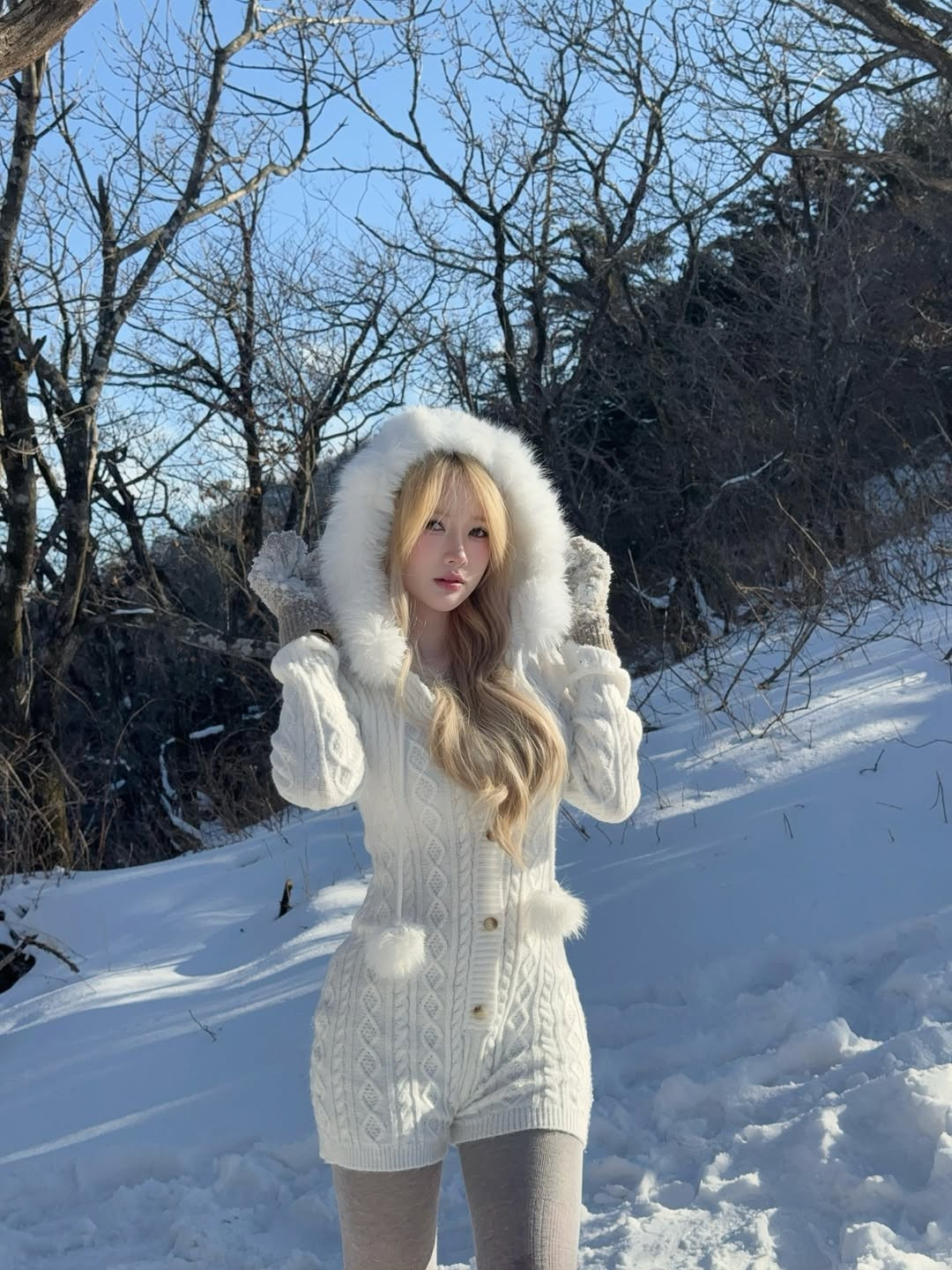 Sở hữu lượng theo dõi khủng trên các nền tảng mạng xã hội, mỗi lần xuất hiện, Diệu Linh đều chứng minh được sức ảnh hưởng của mình với lượng tương tác khổng lồ. Đăng tải loạt ảnh check-in với tuyết trắng tại Hàn Quốc mới đây, cô nàng đã nhận về hơn 25.000 lượt yêu thích cùng nhiều bình luận khác nhau.(Ảnh: IGNV)