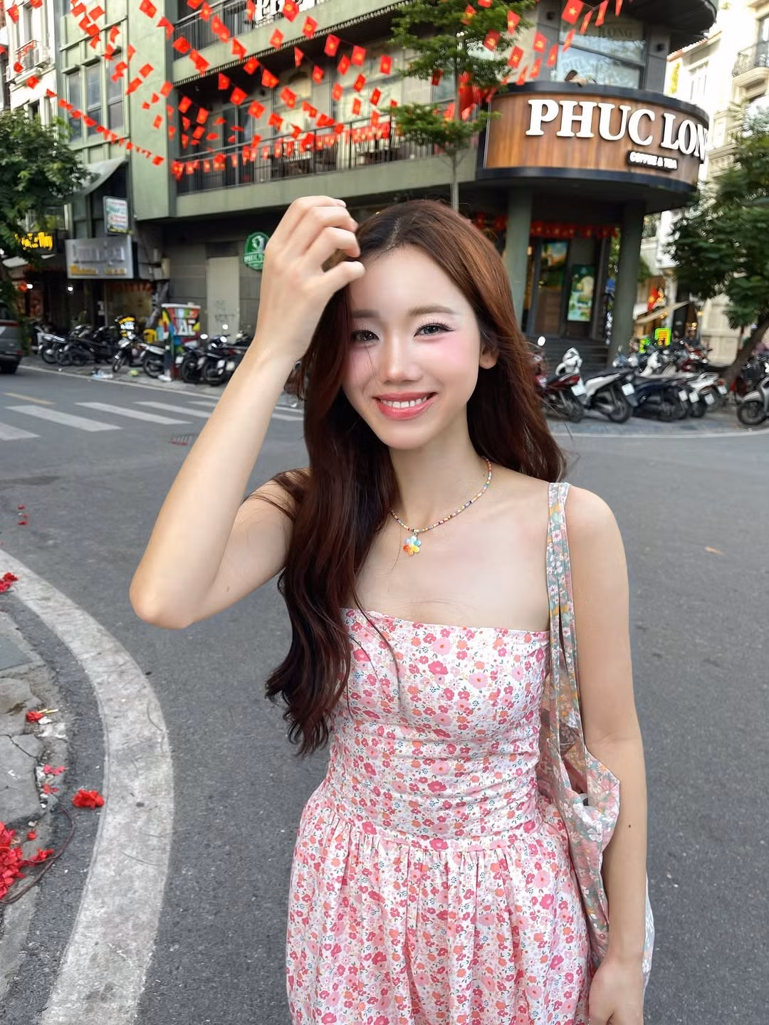 Meichan thường ưu tiên lối trang điểm "trong veo" (clean girl look) với lớp nền mỏng nhẹ, nhấn vào độ căng bóng của làn da. Điều này không chỉ tôn lên vẻ trẻ trung mà còn rất phù hợp với ánh nắng tự nhiên trong các bộ ảnh ngoại cảnh. (Ảnh: IGNV)