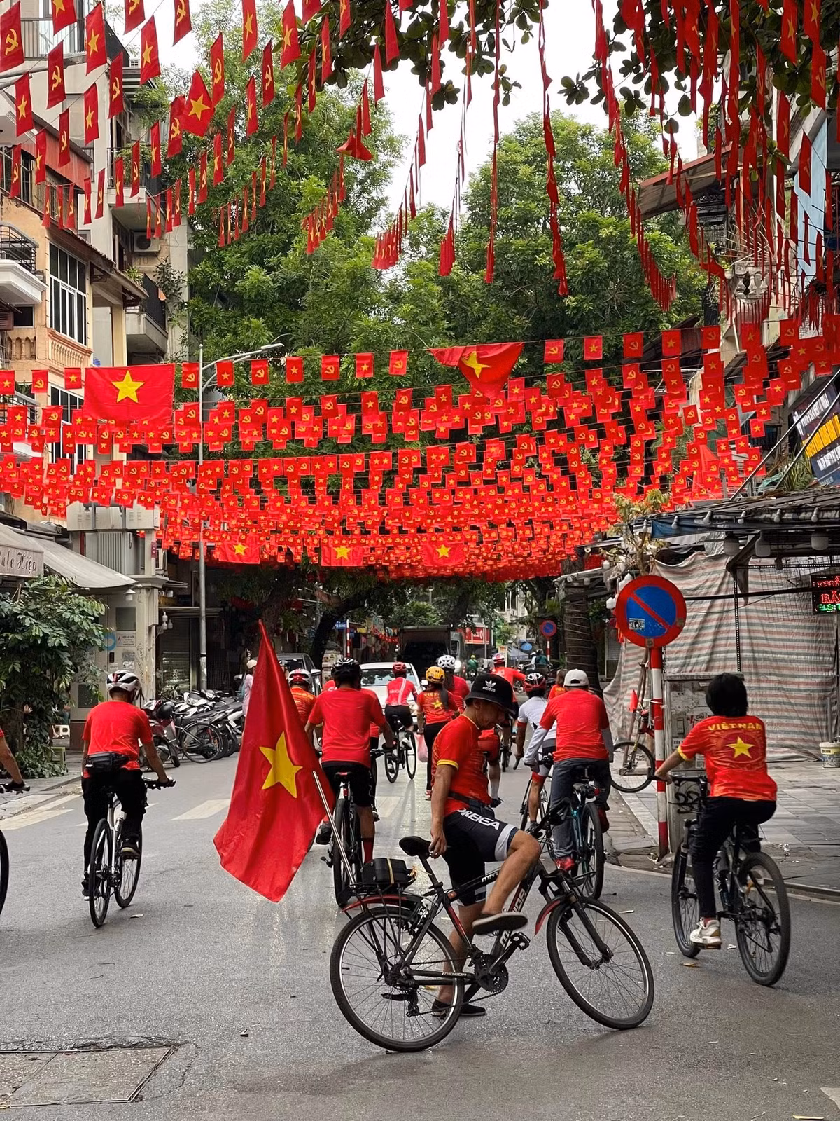 Sắc đỏ của cờ Tổ quốc, sắc đỏ của lòng yêu nước đã và đang làm bừng sáng cả một góc trời Hà Nội. (Ảnh: Hoàng Hiếu)