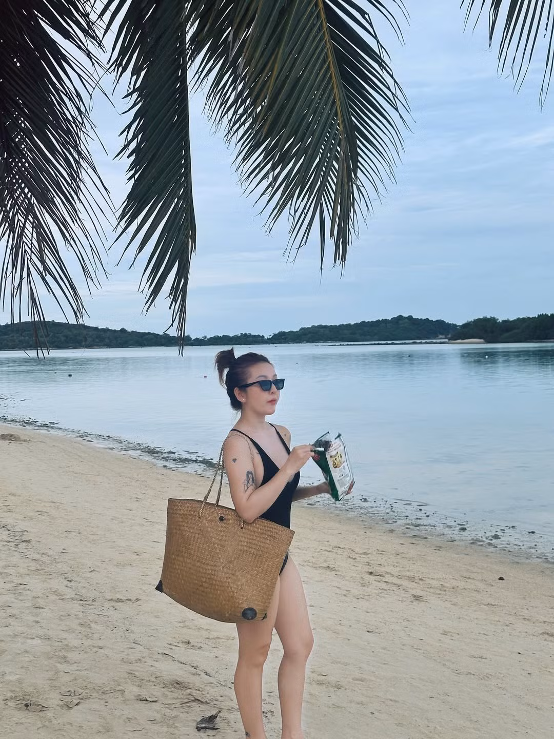 Trong bộ ảnh, Thanh Tuyền chọn phong cách tối giản nhưng không kém phần quyến rũ với bikini đen xẻ sâu, khoe trọn đường cong và những hình xăm nghệ thuật trên cơ thể. (Ảnh: IGNV)