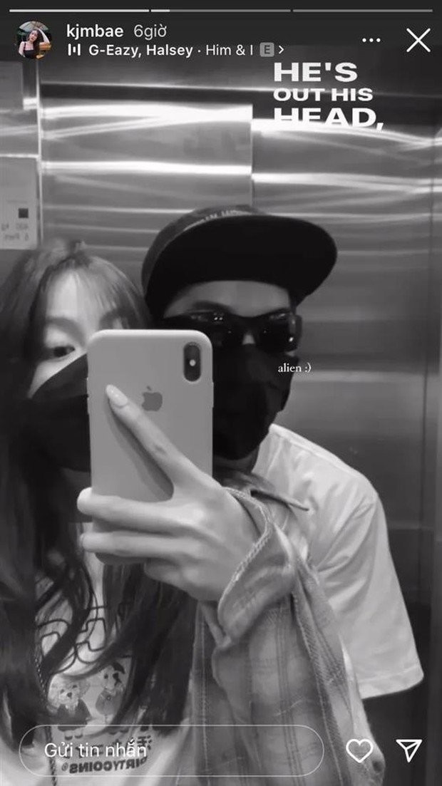 Một lần khác, nàng hot girl đăng tải tấm ảnh chụp trong thang máy với bạn trai, dù đã bịt kín mặt nhưng nhìn phong thái, nhiều người đoán đây chính là HIEUTHUHAI.