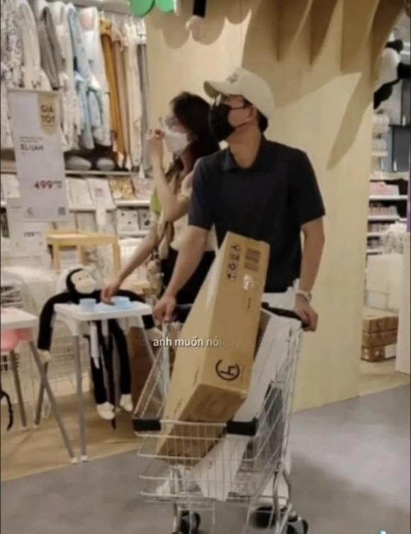 Vào năm ngoái, loạt ảnh được cho là HIEUTHUHAI và Tăng Mỹ Hàn đang cùng nhau đi dạo mua sắm cũng từng khiến mạng xã hội xôn xao.