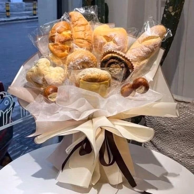 Đã tặng là phải thiết thực, những bó hoa từ đồ ăn vặt, đồ khô hoặc đặc sản chắc chắn sẽ khiến mọi cô gái đều bất ngờ và thích thú.