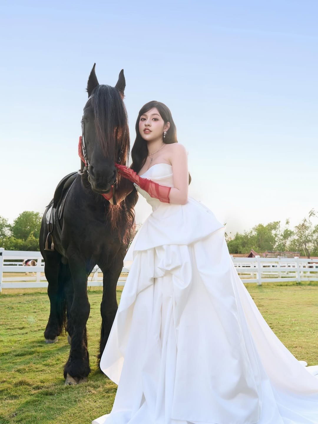 Việc lựa chọn chụp cùng ngựa ngay thềm năm mới Bính Ngọ cho thấy sự tinh tế của Trần Thanh Tâm trong việc lồng ghép ý nghĩa giữa hình ảnh con giáp vào nghệ thuật. (Ảnh: IGNV)