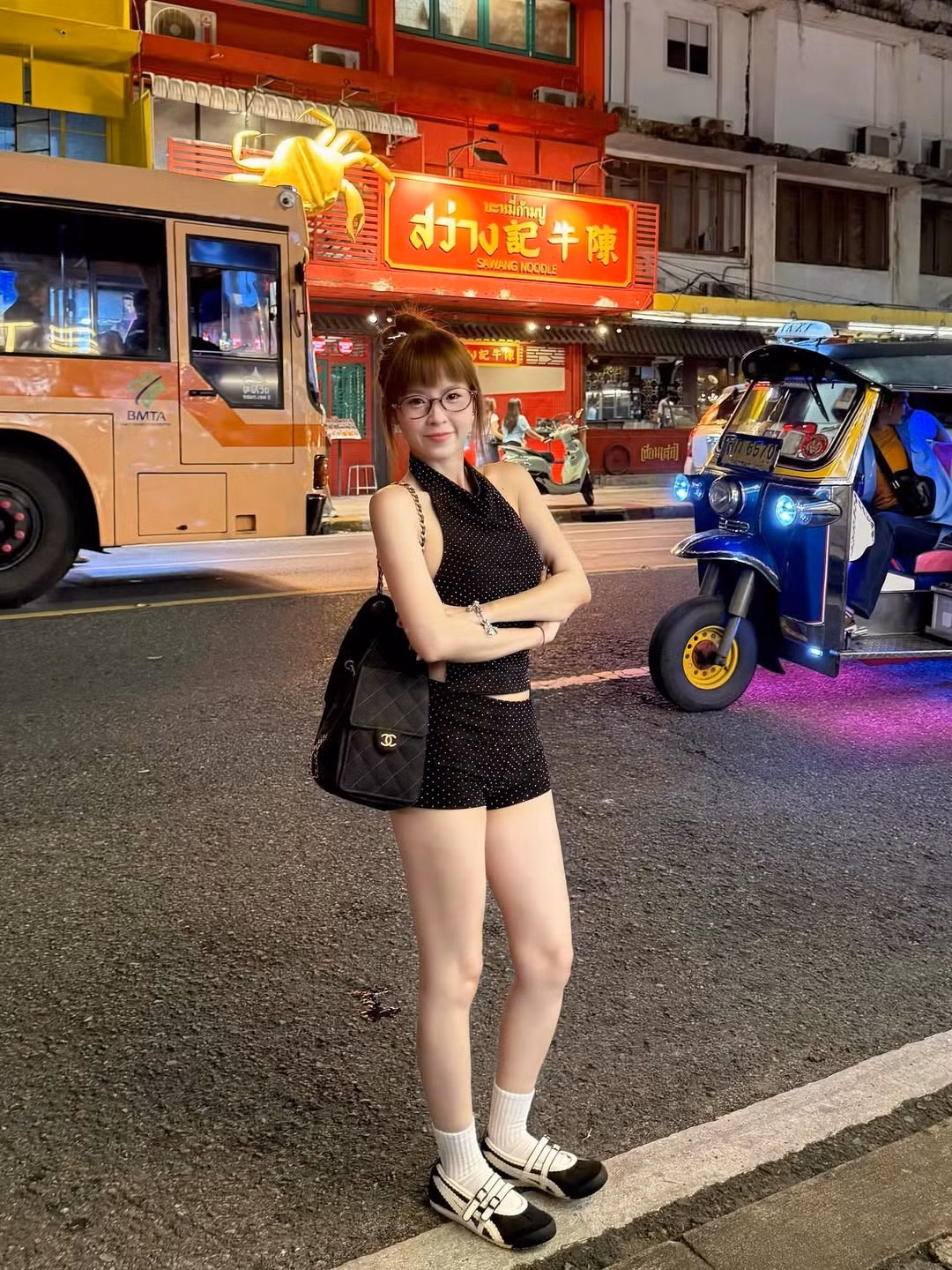 Đặc biệt, thiết kế áo yếm khoét sâu, với phần dây buộc mảnh mai phía sau, đã giúp cô nàng khéo léo khoe trọn bờ vai thon thả và tấm lưng trần nuột nà, gợi cảm. (Ảnh: FBNV)