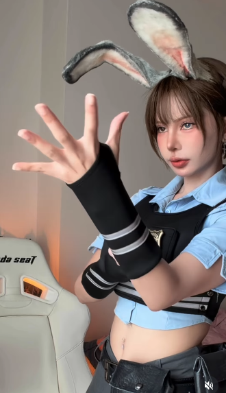 Chiếc váy xám xếp ly ngắn và thắt lưng có túi đựng dụng cụ đã tạo nên một tổng thể vừa mạnh mẽ, vừa nữ tính. (Ảnh: IGNV)