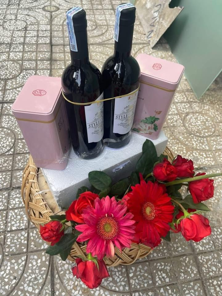 Thay vì sự chỉn chu, sang trọng thường thấy trong các lễ ăn hỏi, dàn tráp này lại hiện diện với vẻ ngoài vô cùng "tạm bợ". Những nguyên liệu được sử dụng khá "rẻ tiền", không xứng đáng với giá trị.