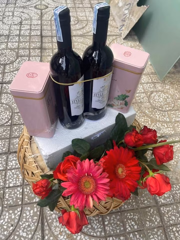 Thay vì sự chỉn chu, sang trọng thường thấy trong các lễ ăn hỏi, dàn tráp này lại hiện diện với vẻ ngoài vô cùng "tạm bợ". Những nguyên liệu được sử dụng khá "rẻ tiền", không xứng đáng với giá trị.