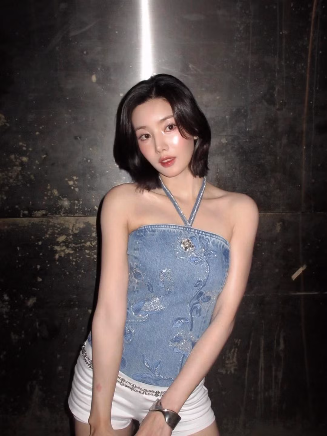 Xuất hiện trên sân khấu, Eunbi luôn biết cách thu hút ánh nhìn với những trang phục tôn dáng, khoe đường cong cơ thể. (Ảnh: IGNV)