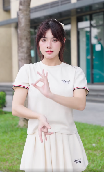 Với nhan sắc xinh đẹp cùng thần thái chuyên nghiệp, Tố Uyên đã thể hiện xuất sắc hình tượng nhân vật, mang đến một màn "biến hình" đầy biến ảo và lôi cuốn.