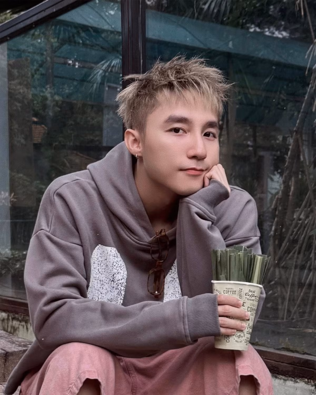 Anh cũng sử dụng các phụ kiện như kính mát gọng nâu cài trên cổ áo, khuyên tai. Màu tóc sáng cũng là một yếu tố giúp nam ca sĩ trông trẻ trung và nổi bật. (Ảnh: FBNV)