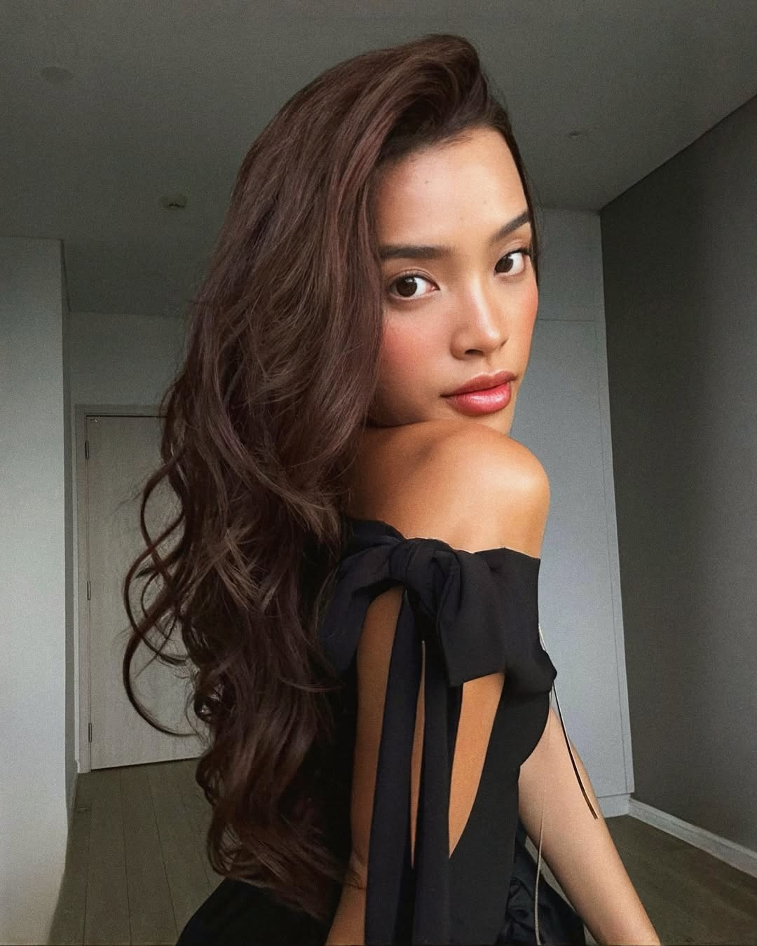 Bộ ảnh nhanh chóng nhận được "mưa lời khen" từ cộng đồng mạng. Nhiều người không khỏi trầm trồ trước khả năng "bắn ảnh" và gu thẩm mỹ tinh tế của cô tiểu thư Đà Nẵng. (Ảnh IGNV)