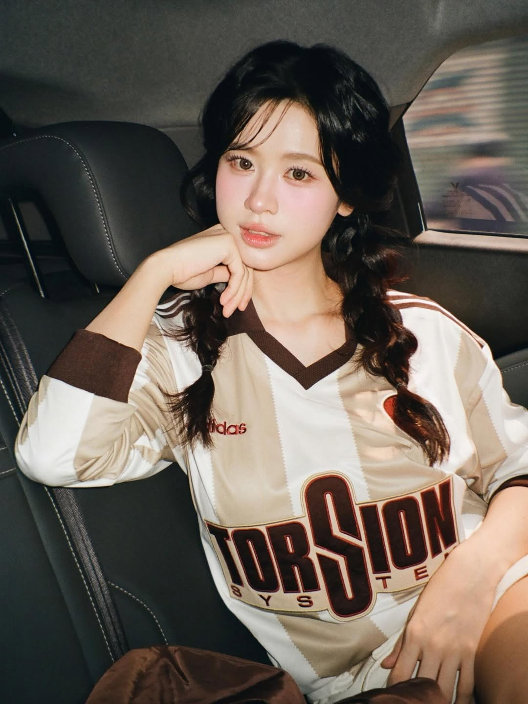 Mới đây trên trang cá nhân, Hàn Hằng đã khiến netizen được phen "rửa mắt" khi đăng tải loạt ảnh đời thường đầy phong cách. Với dòng trạng thái ngắn gọn: “day by day” (Tạm dịch: ngày qua ngày), cô nàng đã hé lộ những khoảnh khắc giản dị nhưng vẫn cực kỳ thu hút trong những ngày cận Tết Nguyên đán. (Ảnh: IGNV)